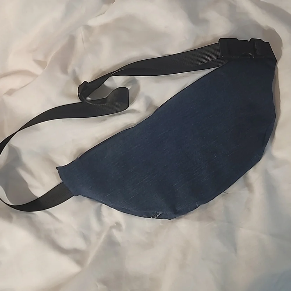 Fanny pack made from upcycled jeans - Picture 2 of 4